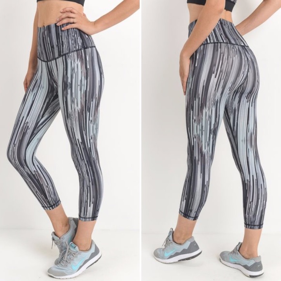 NWT Highwaist Cubism Print Capri Leggings - Picture 2 of 7